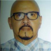 Laureato in scienze umanistiche, straniero, insegna spagnolo ai ragazzi e adulti